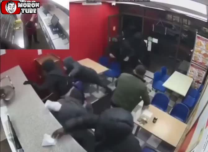 Video :A group with machetes attacked a rotisserie patron